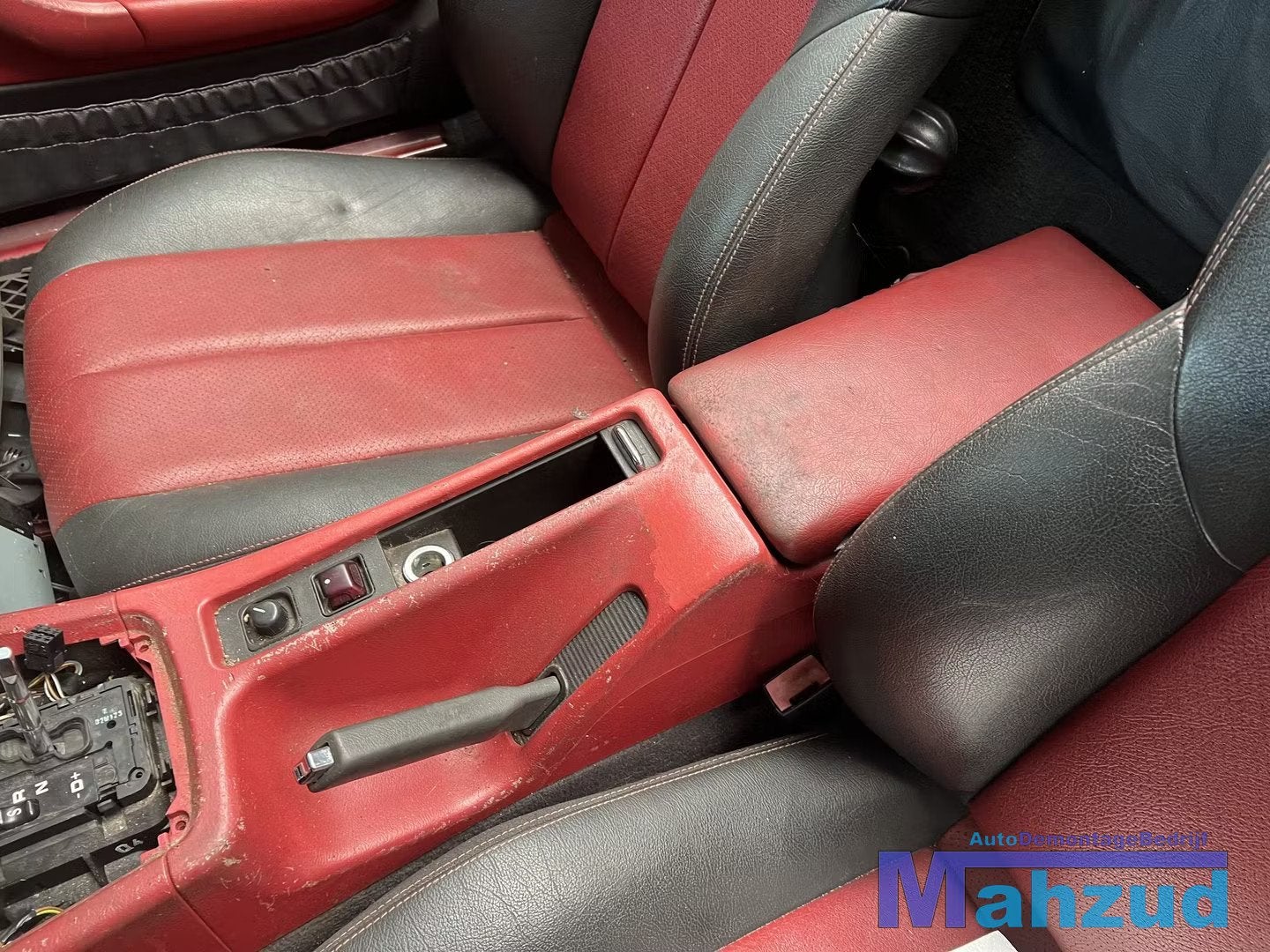 MERCEDES SLK R170 ROOD armsteun 1996-2004, Gebruikt, Mercedes-Benz AG, Mercedes-Benz, Mercedesstrasse 120
70372  Stuttgart, DE