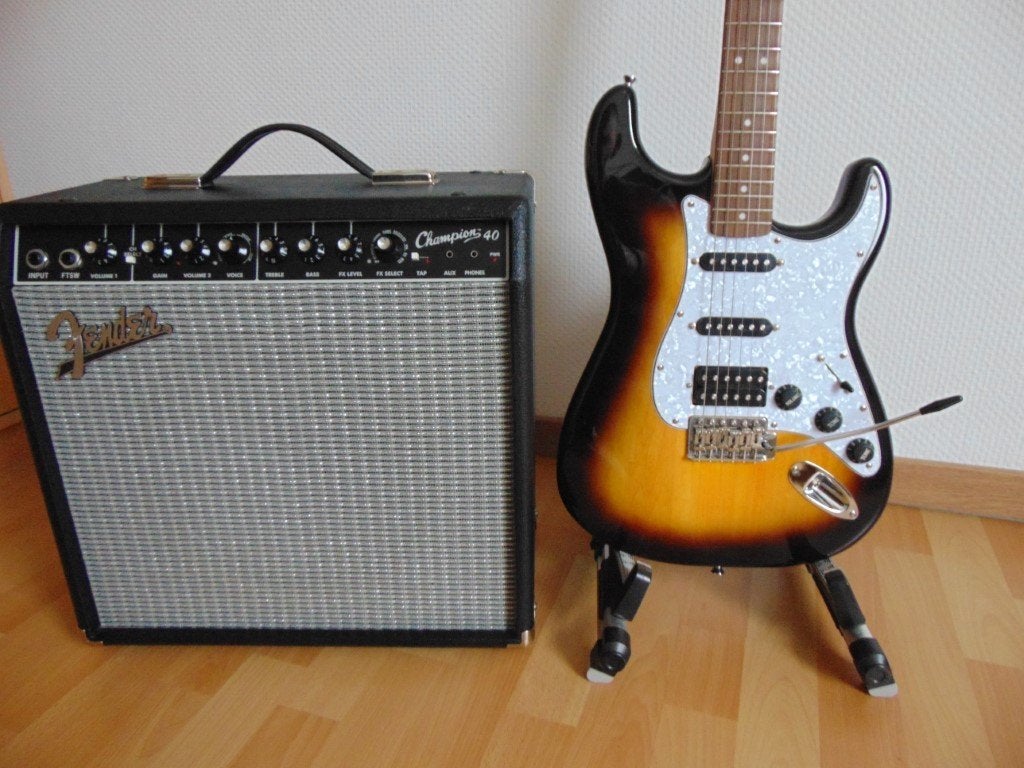 Squier ( Fender ) gitaar en Fender Champion 40 versterker ., Enlèvement, Neuf