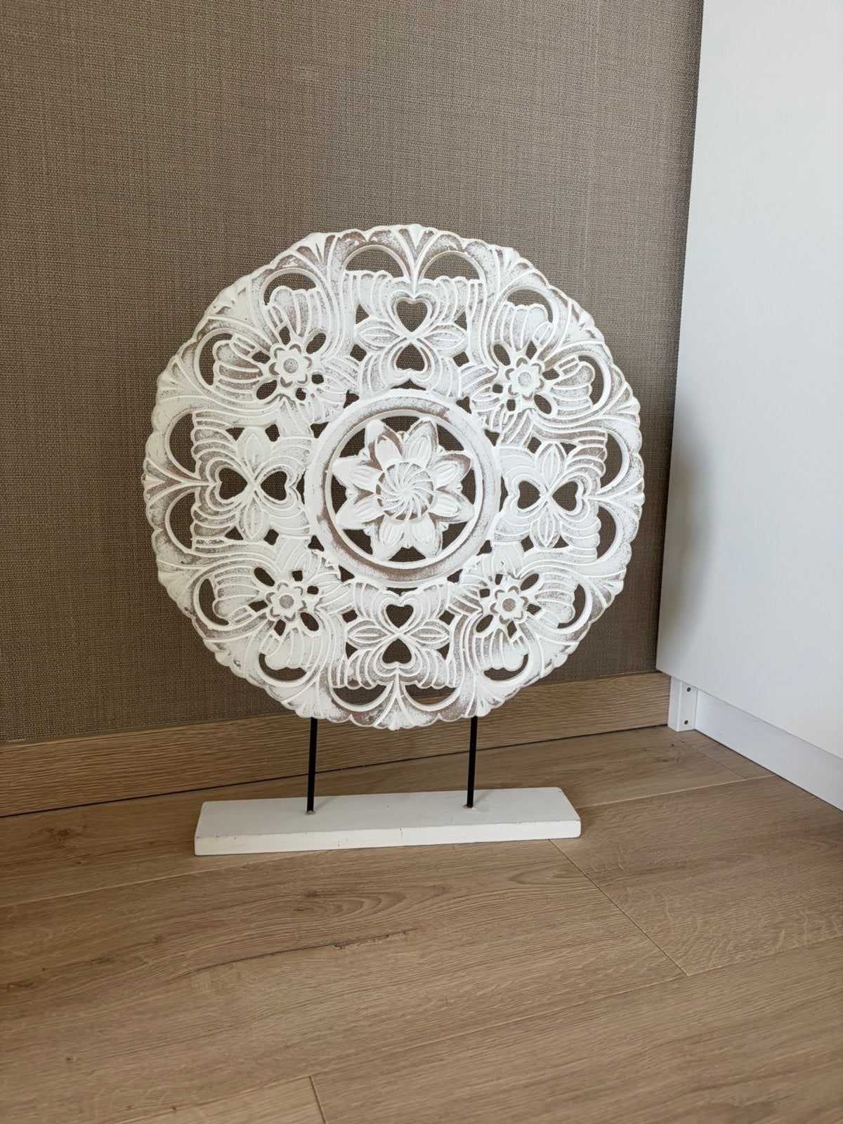 Houtsnijwerk medaillon op standaard decoratie wit, Ophalen, Gebruikt, Wit, Landelijk