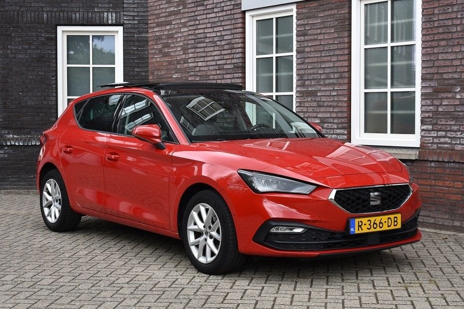 Seat Leon 1.0 TSI Style Business Intense / beats audio / pan, Autos, Seat, Rouge, Achat, Entreprise, 110 g/km