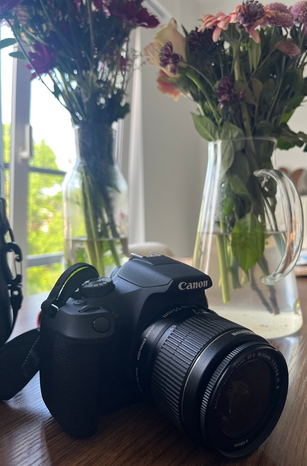 Canon EOS 2000D DSLR + 18-55mm Lens + Accessoires, Enlèvement, Comme neuf, Canon