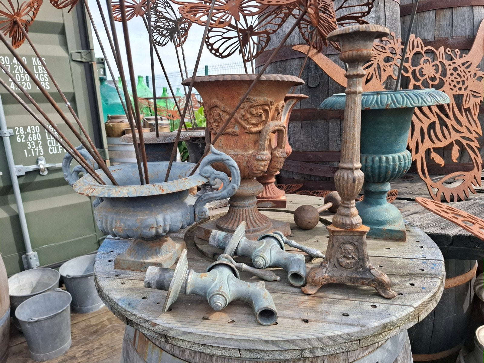 Vases en fonte et toutes sortes de décorations de jardin, Enlèvement