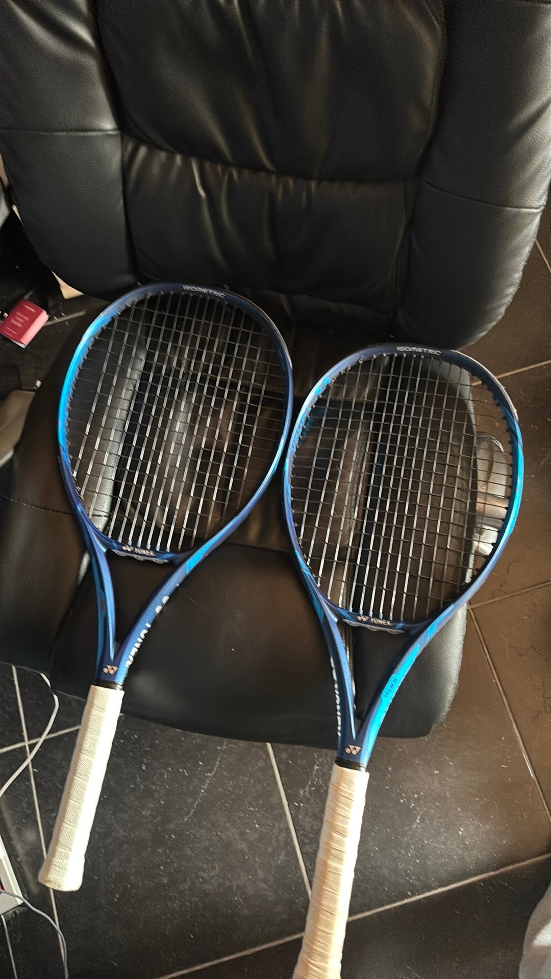 2x yonex ezone 275 gram L2, Ophalen, Zo goed als nieuw