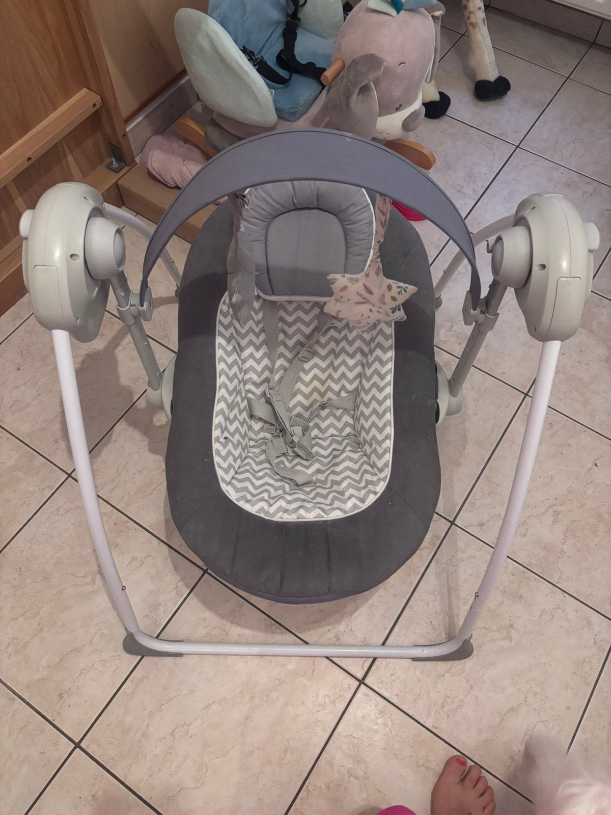 Fauteuil à bascule pour bébé — avec musique, Enfants & Bébés, Enlèvement, Comme neuf, Siège de balançoire