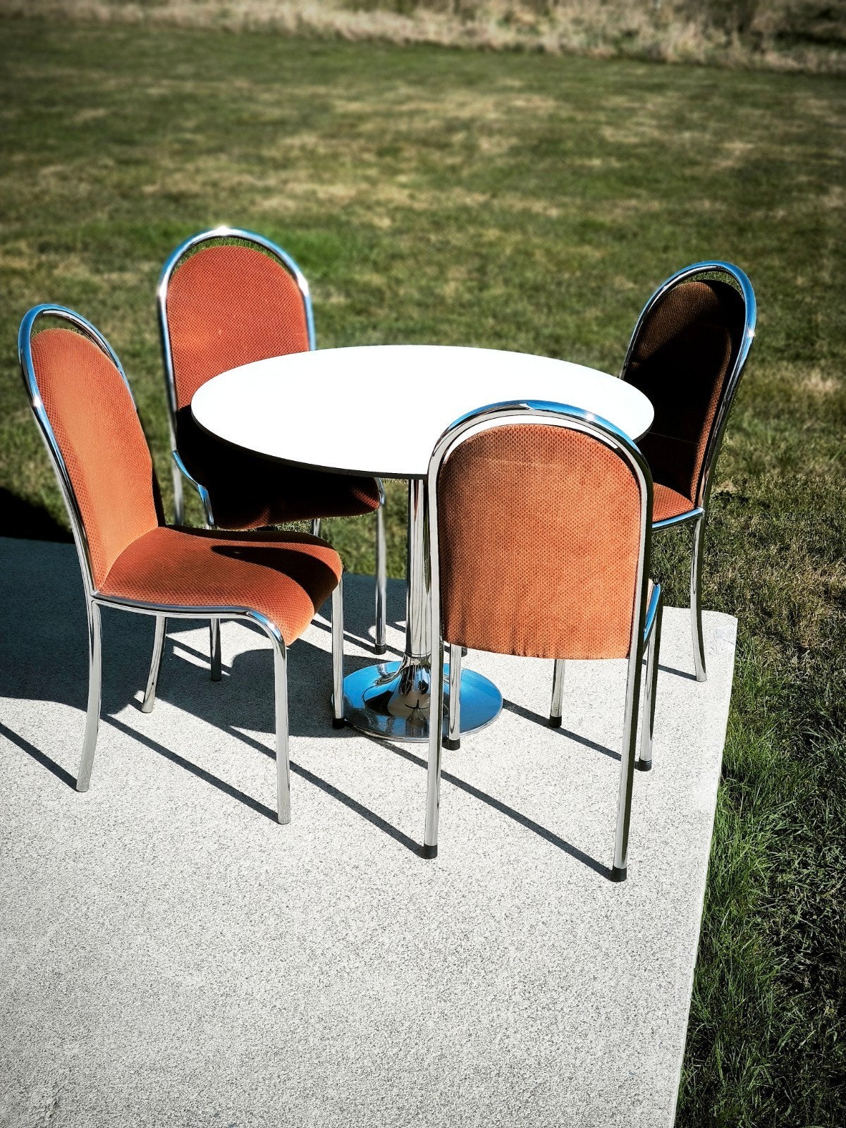 table ronde pied tulipe chrome + 4 chaises velour marron, Maison & Meubles, Vintage, Comme neuf, Enlèvement, Métal