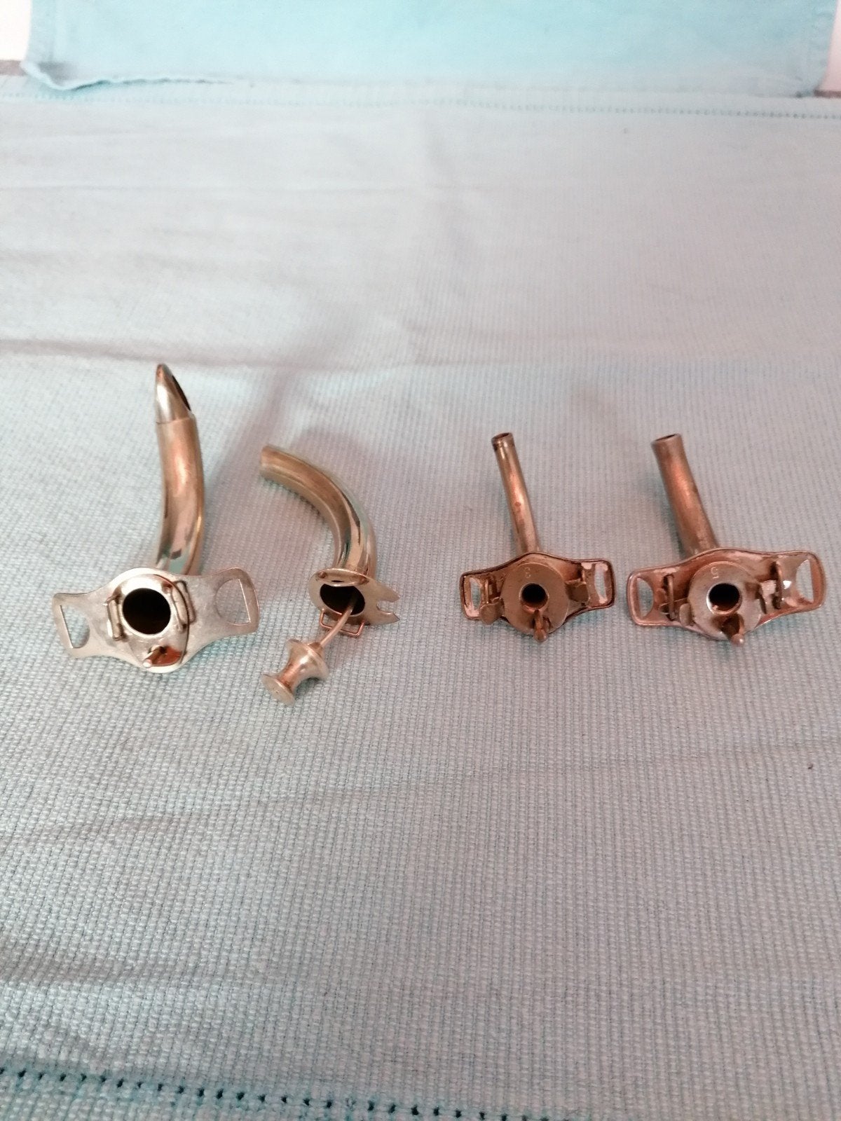 Tracheostomie canules + 1 dillator. Opruiming., Verzamelen, Militaria | Algemeen, Ophalen of Verzenden