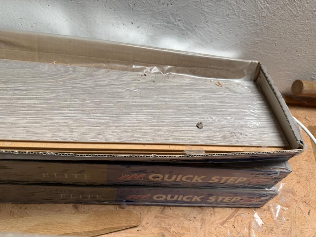 2 pakken en een beetje grijze laminaat overschot quick step, Doe-het-zelf en Bouw, Ophalen, Zo goed als nieuw, Laminaat