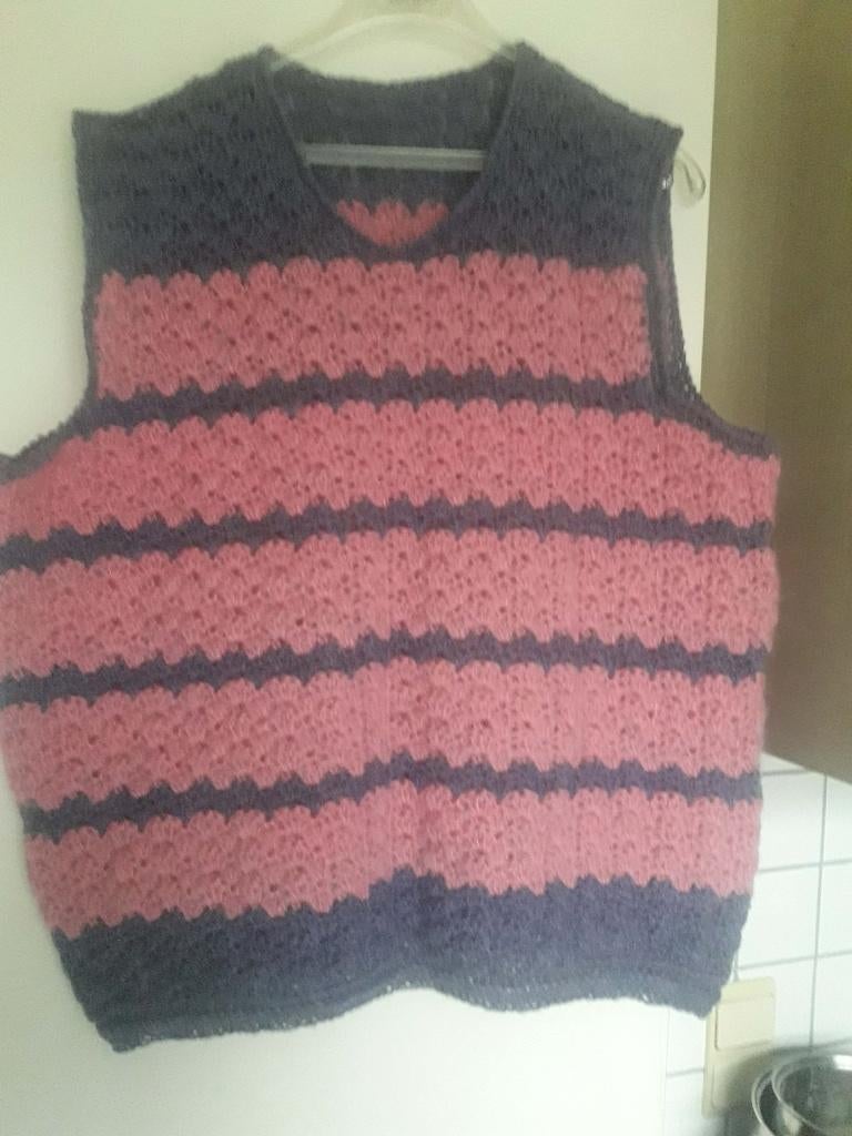 Nieuw, met de hand gehaakte débardeur met v - hals., Hobby & Loisirs créatifs, Tricot & Crochet, Enlèvement ou Envoi, Neuf, Crochet