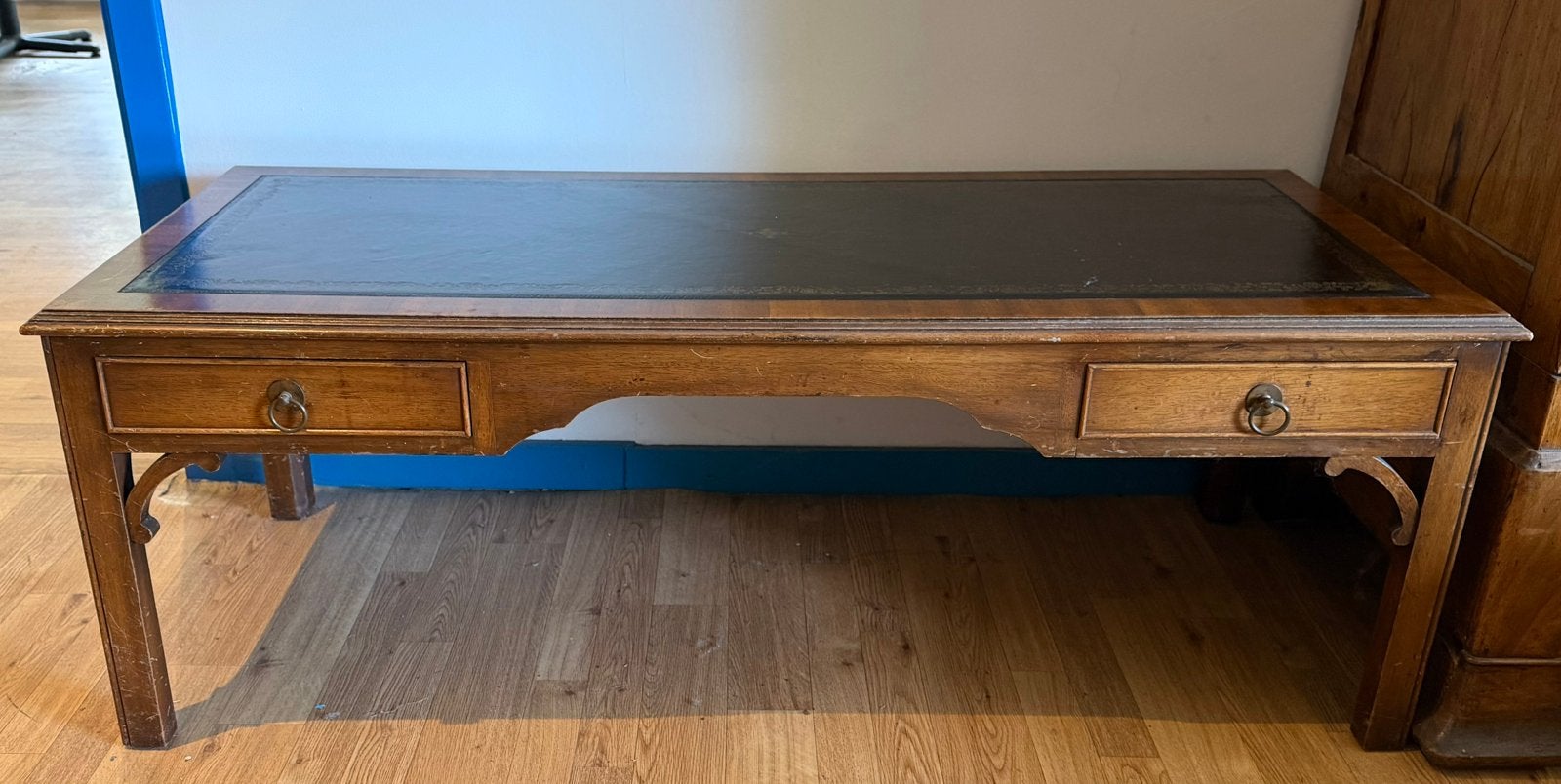 Klassiek houten bureau + lederen blad & glazen beschermplaat, Ophalen, Gebruikt