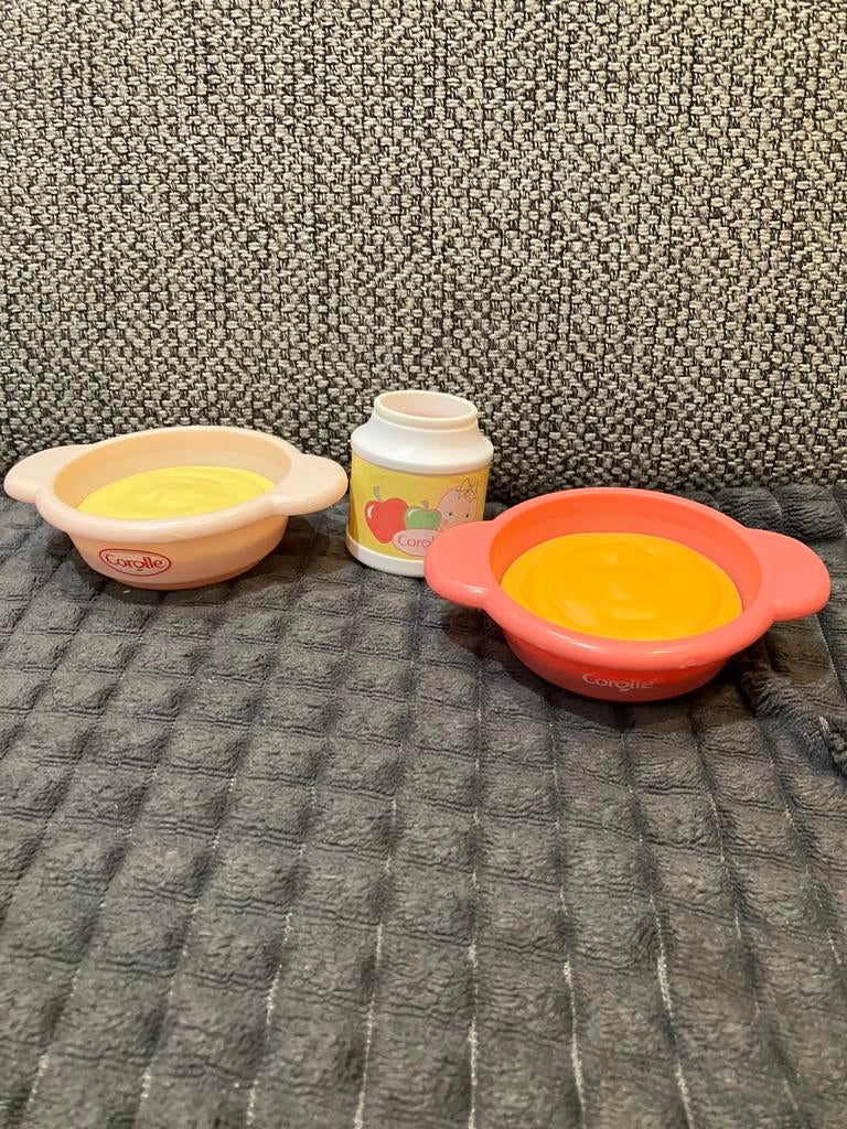 2 assiettes et 1 pot de nourriture Corolle  pour poupée, Enlèvement ou Envoi, Comme neuf