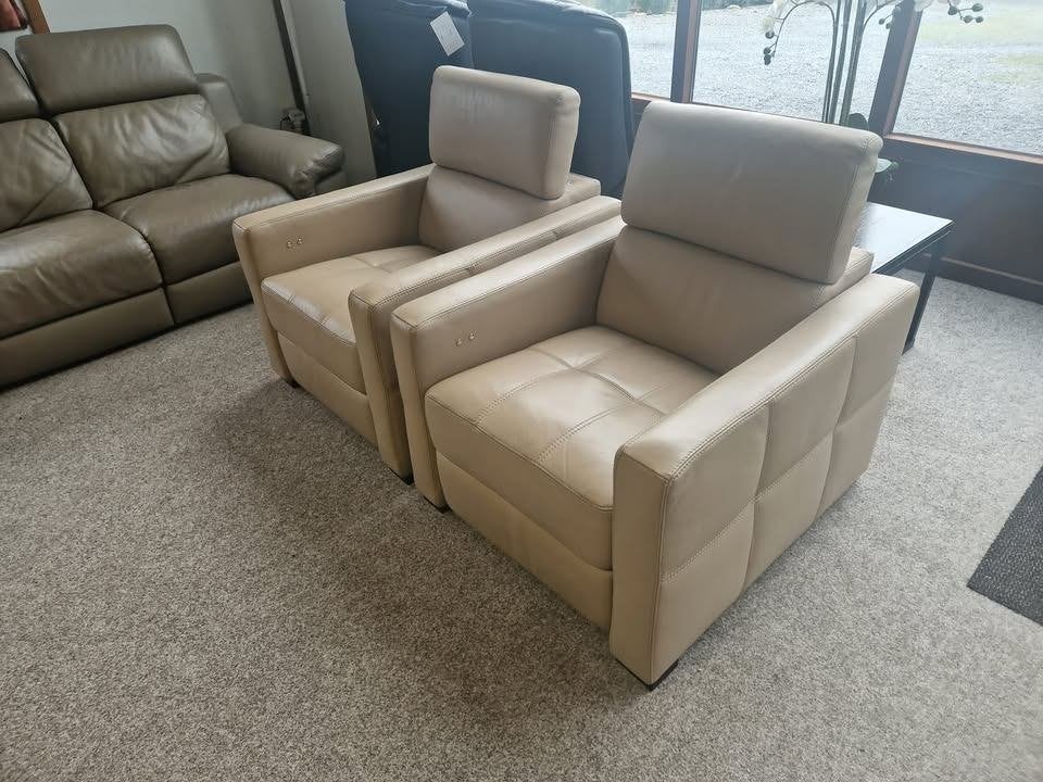 2 TAUPE BUFFELLEDEREN ELEKTRISCHE RELAXZETELS, Huis en Inrichting, Ophalen, Gebruikt, Leer, Twee