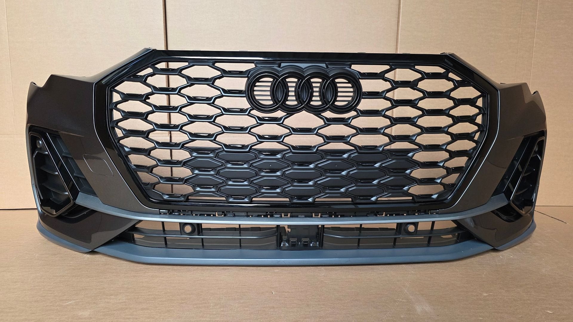 Voorbumper Audi Q3 83A F3 S-line Sline BUMPER Z7S ORGINEEL, -, Origine de la pièce connue, Audi, Utilisé