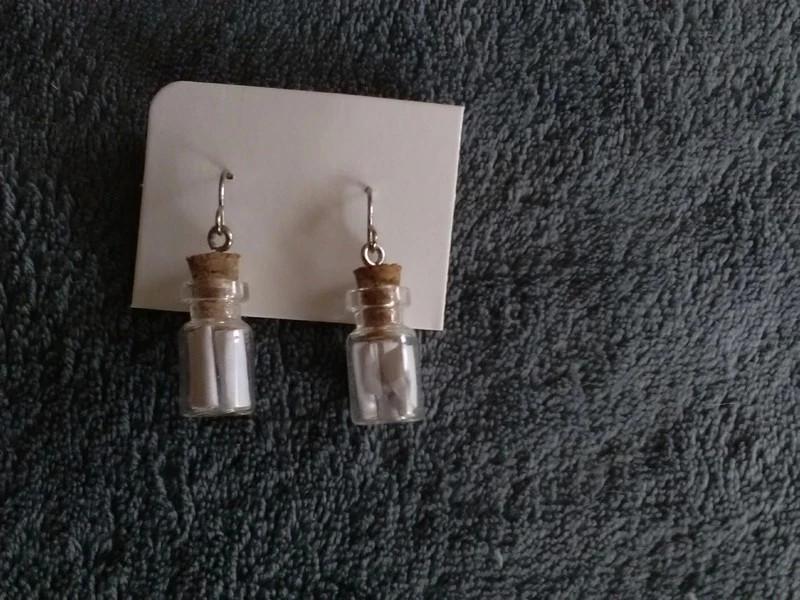 Oorbellen met flesvormige hanger aan zee, Handtassen en Accessoires, Oorbellen, Hangers, Wit, Ophalen of Verzenden, Glas