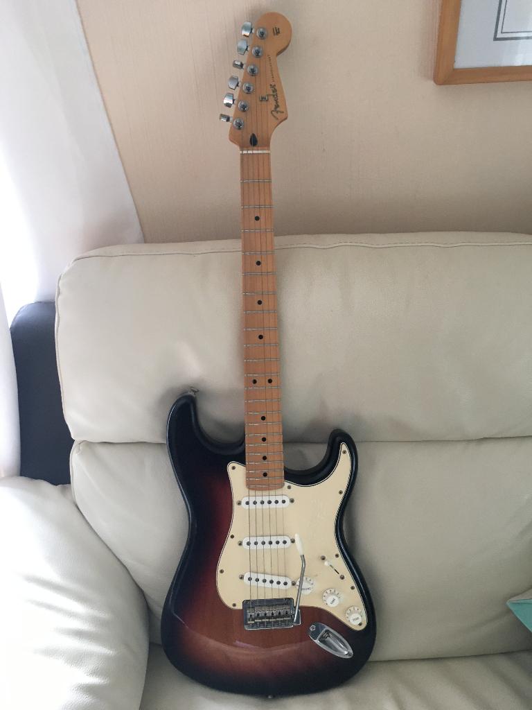 Fender Stratocaster-Sunburst-Made in Mexico-Etat comme neuf, Musique & Instruments, Instruments à corde | Guitares | Électriques