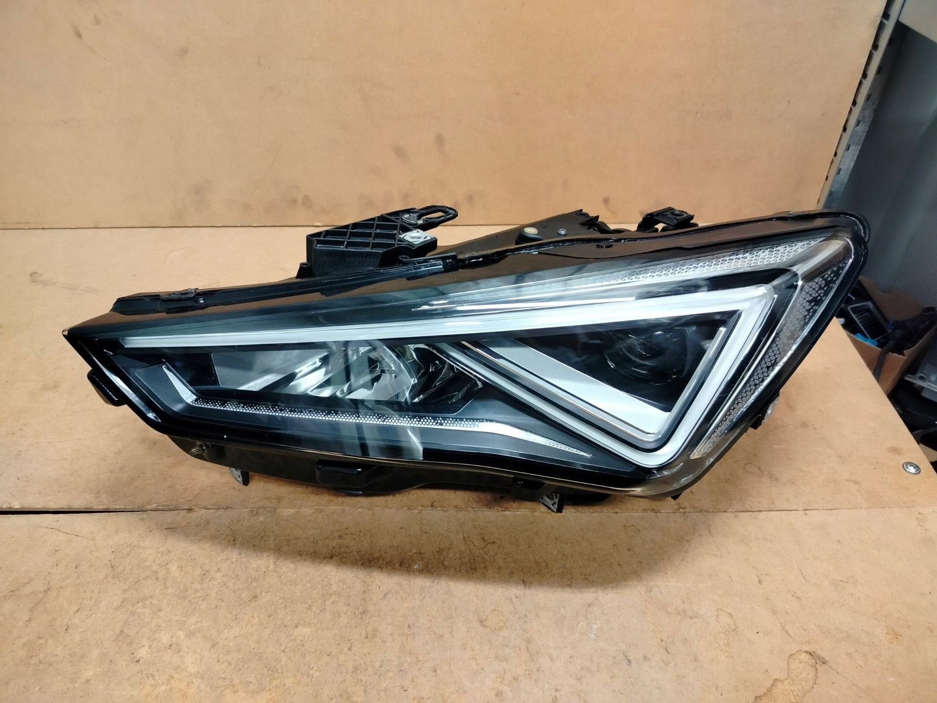 Cupra Formentor Koplamp Links 5FG.941.007.E, Auto-onderdelen, Gebruikt, Autovia A-2, Km 585 585
08760  Martorell, ES, SEAT S.A.