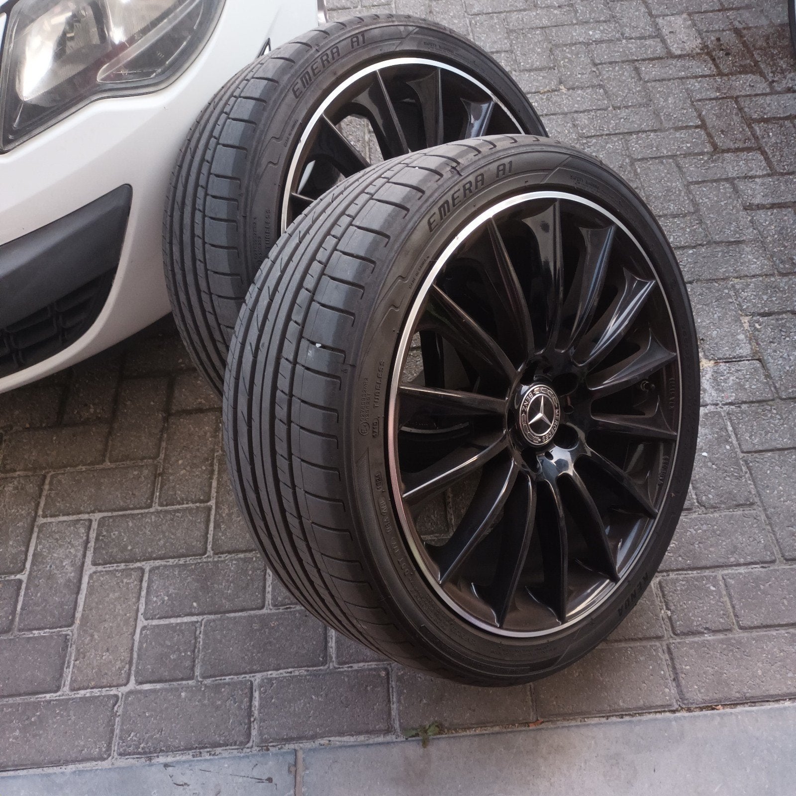 JANTES MERCEDES DE 19 POUCES DE LARGE AVEC PNEUS NEUFS, TRÈS, Pneus et Jantes, 255 mm, Véhicule de tourisme, Pneus été