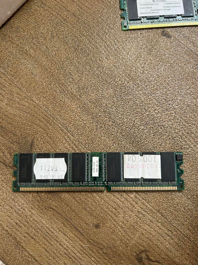 Infineon 512MB HYS64D32300GU-6-B DDR-333 UDIMM PC2700, Computers en Software, RAM geheugen, Ophalen of Verzenden, Desktop, 512 GB of meer