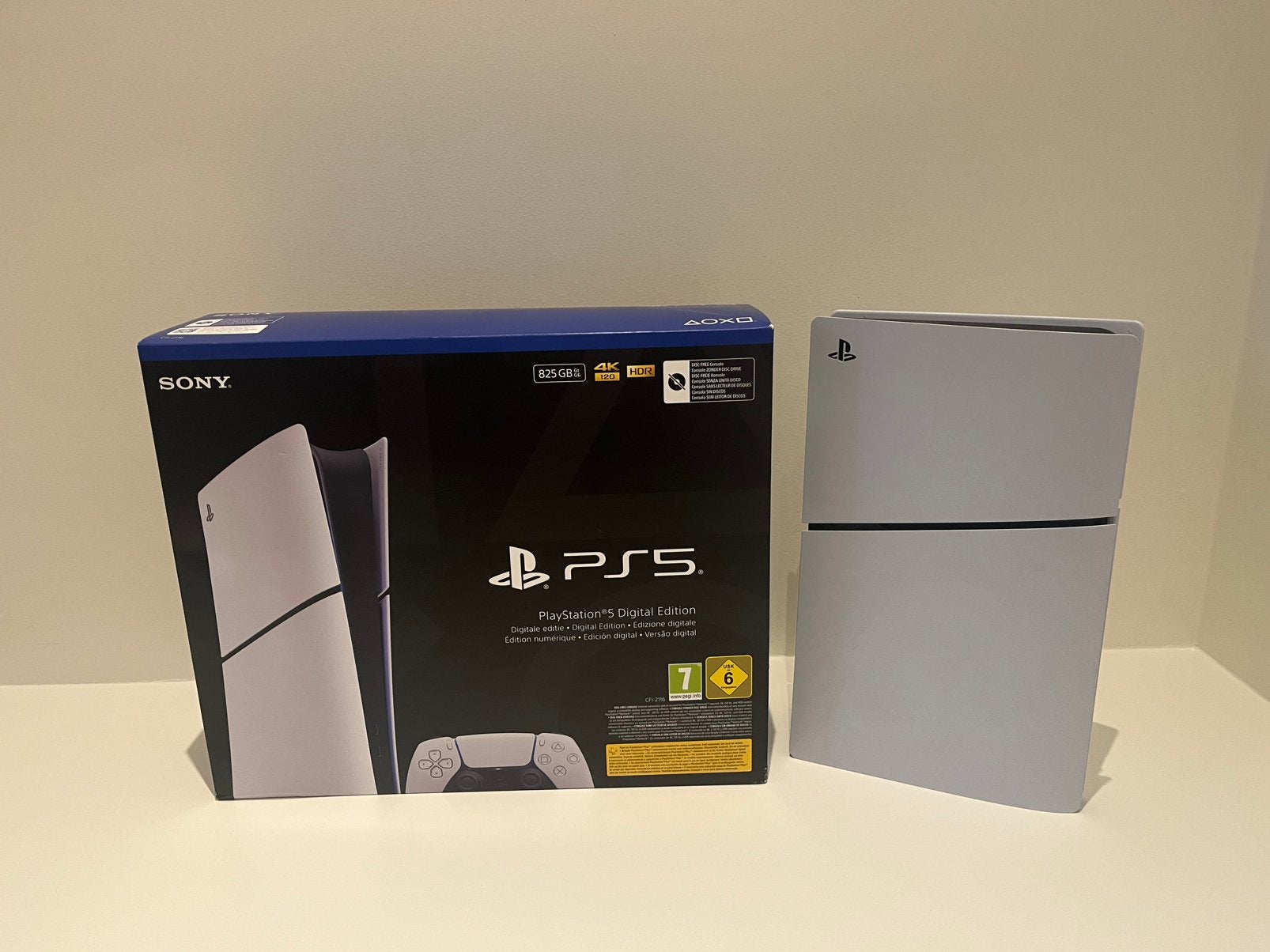 PS5 Slim  825GB Excellent Condition Original Box, Games en Spelcomputers, Ophalen of Verzenden, Zo goed als nieuw, Playstation 5 Digital