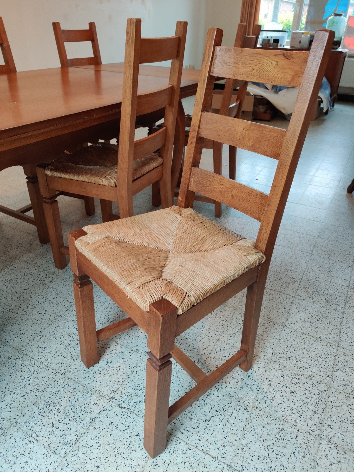 8 chaises de monastère avec table gigogne, Enlèvement