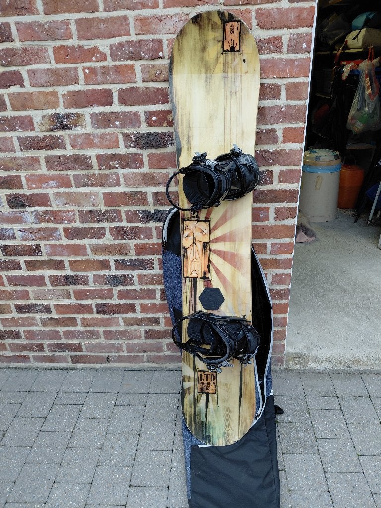 Snowboard avec fixations et étui de rangement, Sports & Fitness, Enlèvement, Utilisé, Autres types