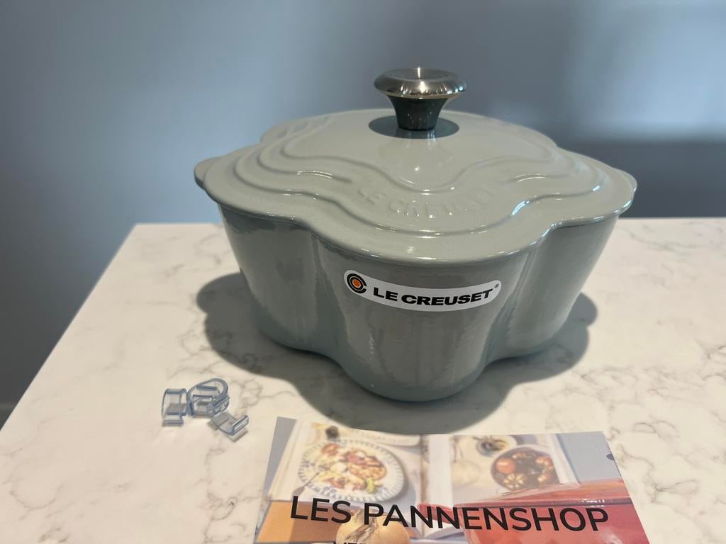 Nieuwe Le Creuset bloempan 20 cm Pistache, Huis en Inrichting, Gietijzer, Nieuw, Ophalen of Verzenden, Keramische plaat