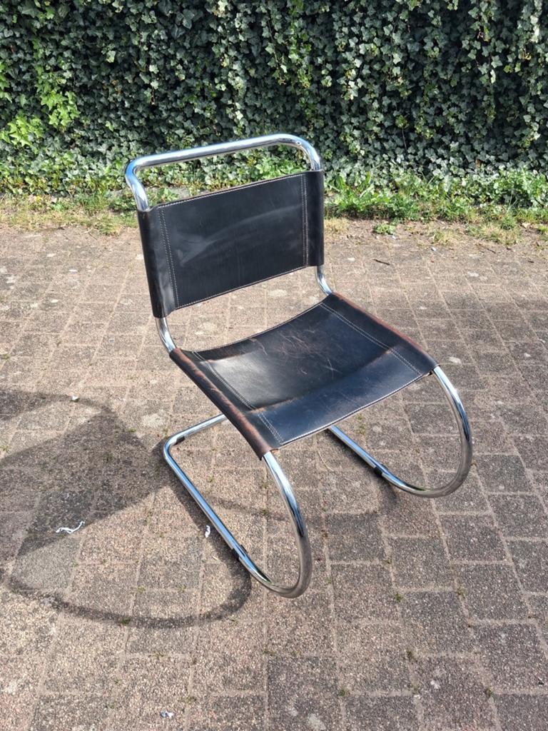 4x MR10 stoel naar het ontwerp van Mies van de Rohe, Ophalen
