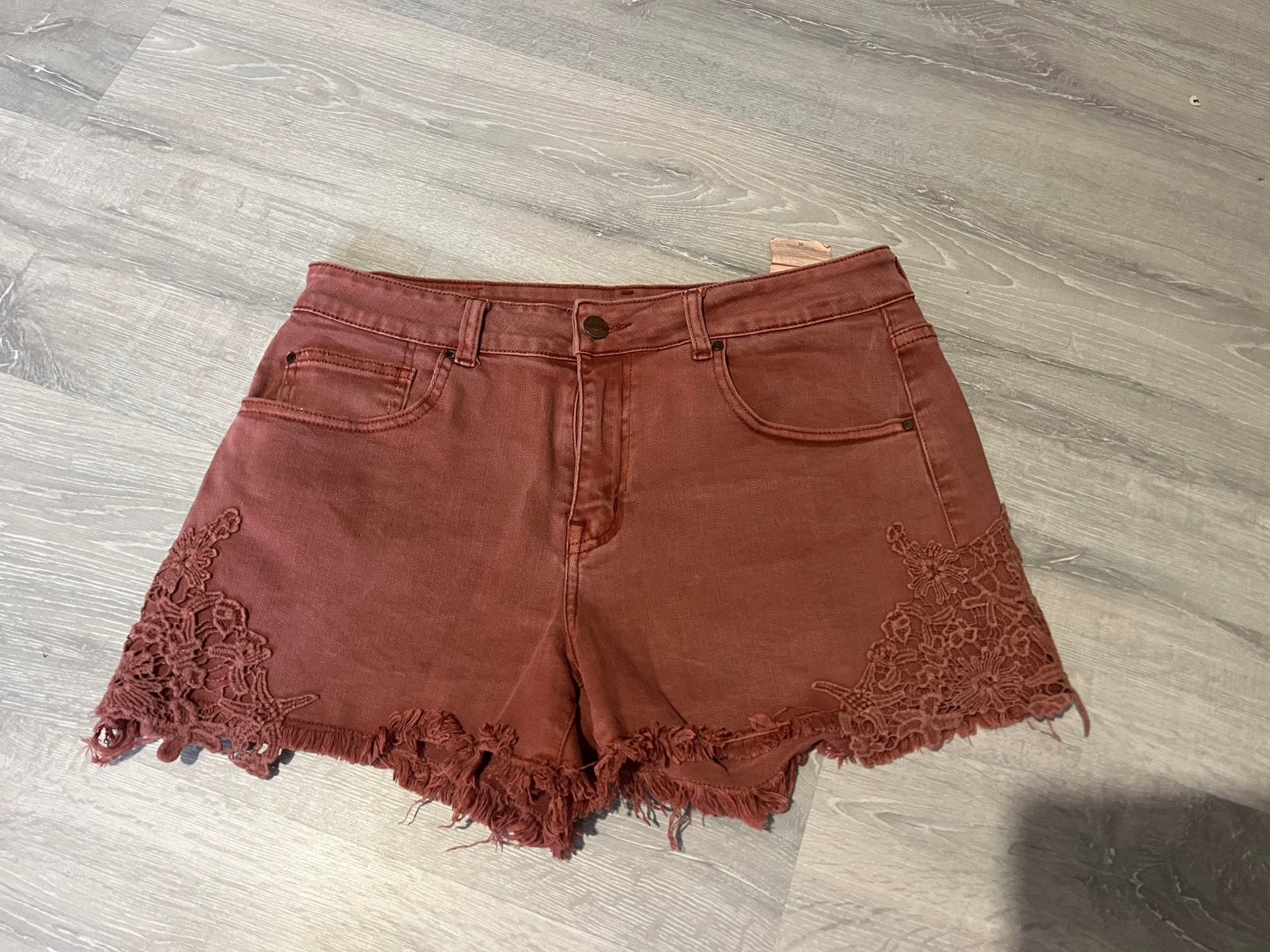 Rode short met kant, Kleding | Dames, Ophalen of Verzenden, Zo goed als nieuw, Maat 42/44 (L), Rood