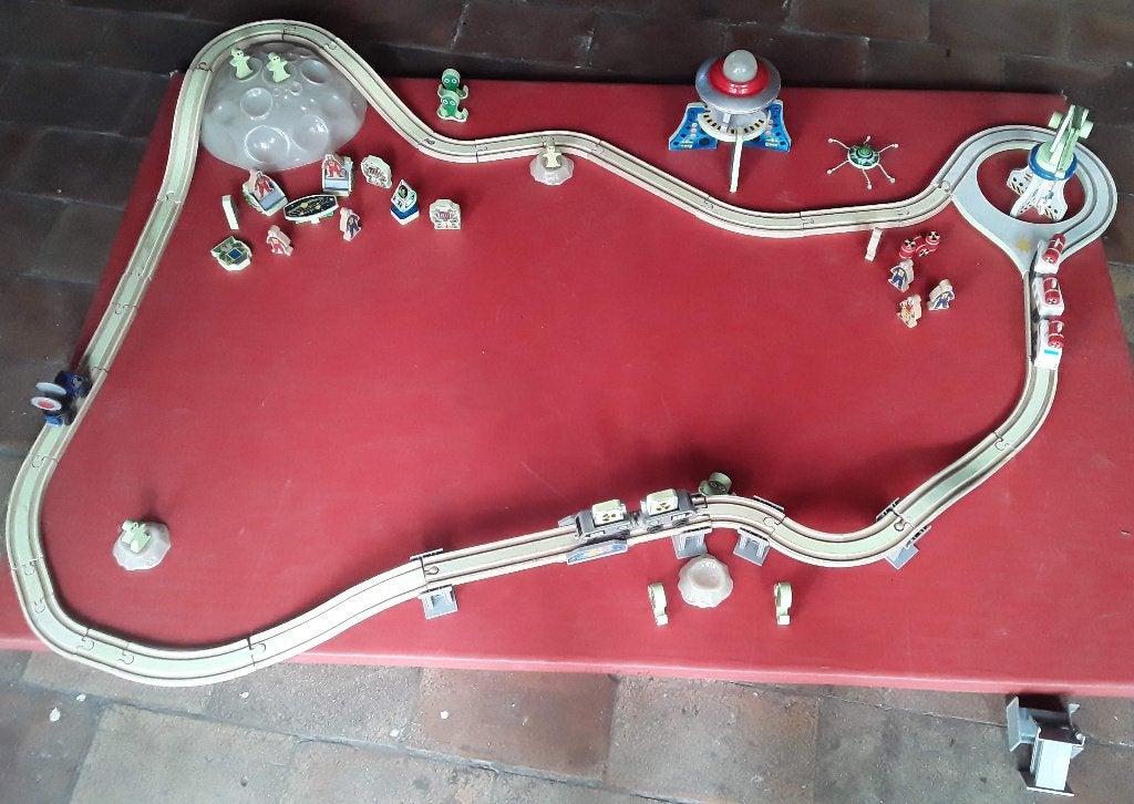Circuit de train en bois thème extraterrestre, Enfants & Bébés, Jouets | Circuits, Enlèvement, Utilisé, Manuelle, Circuit