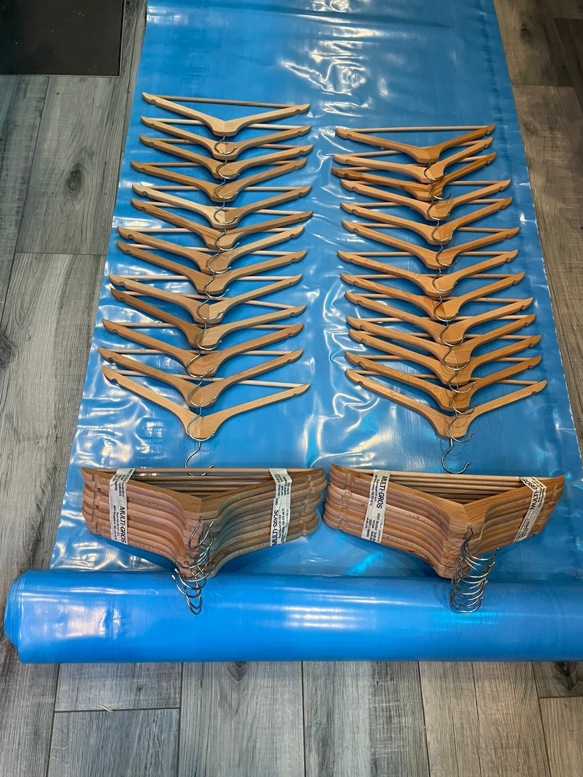 LOT DE 400 CINTRES EN BOIS DE QUALITÉ – USAGE PROFESSIONNEL, Enlèvement, Comme neuf