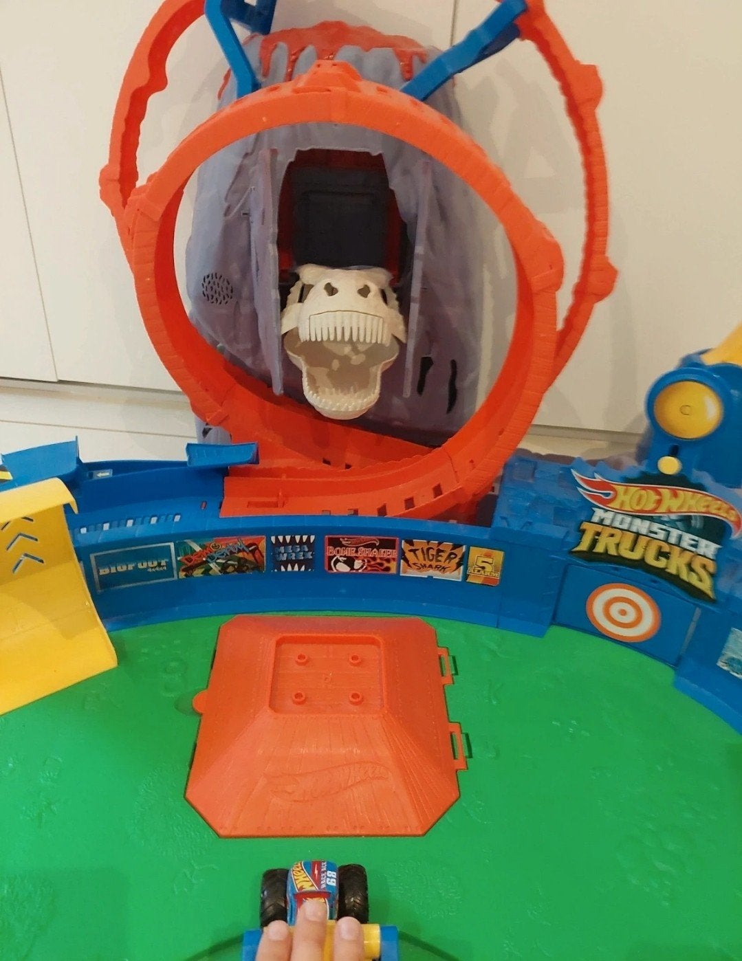 HOT WHEELS MONSTER TRUCKS (+ 1 monster truck en 1 auto), Enfants & Bébés, Comme neuf, Enlèvement, Circuit, Hot Wheels