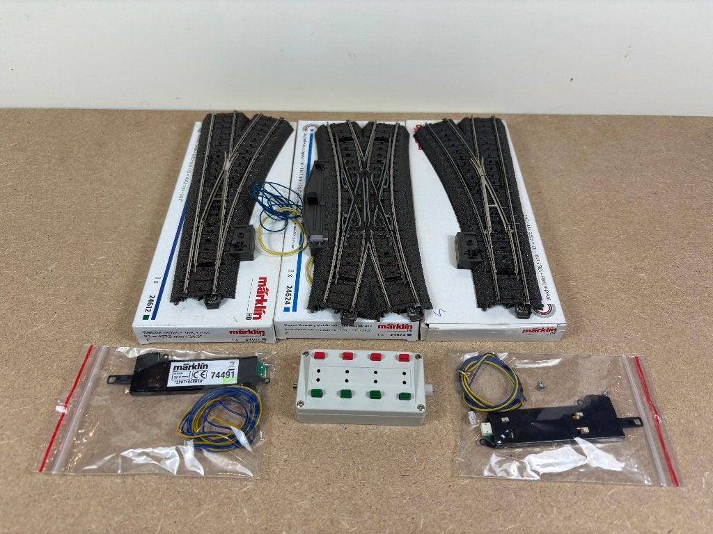 Märklin H0 – 3 aiguillages avec pupitre de commandes, Enlèvement ou Envoi, Courant alternatif, Rails, Comme neuf