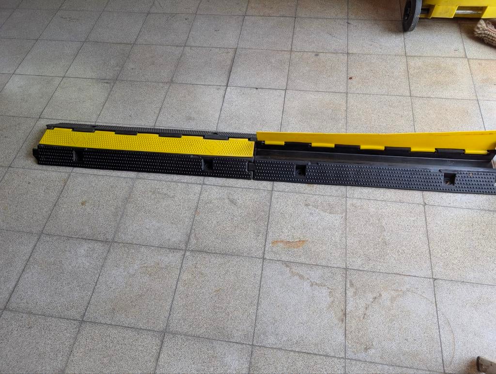 Stevige rubber kabelbrug 2x 1m, Ophalen, Zo goed als nieuw
