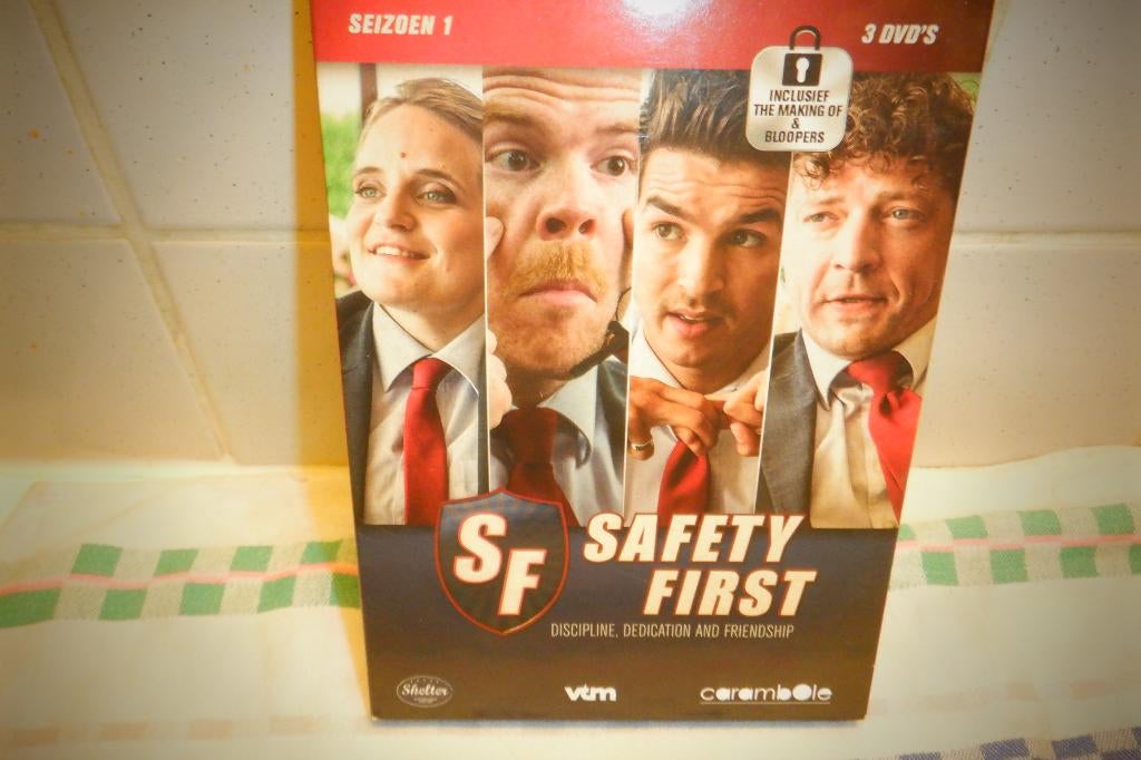DVD Seizoen 1 Safety First.(3 DVD'S), Cd's en Dvd's, Actiekomedie, Verzenden, Alle leeftijden, Boxset