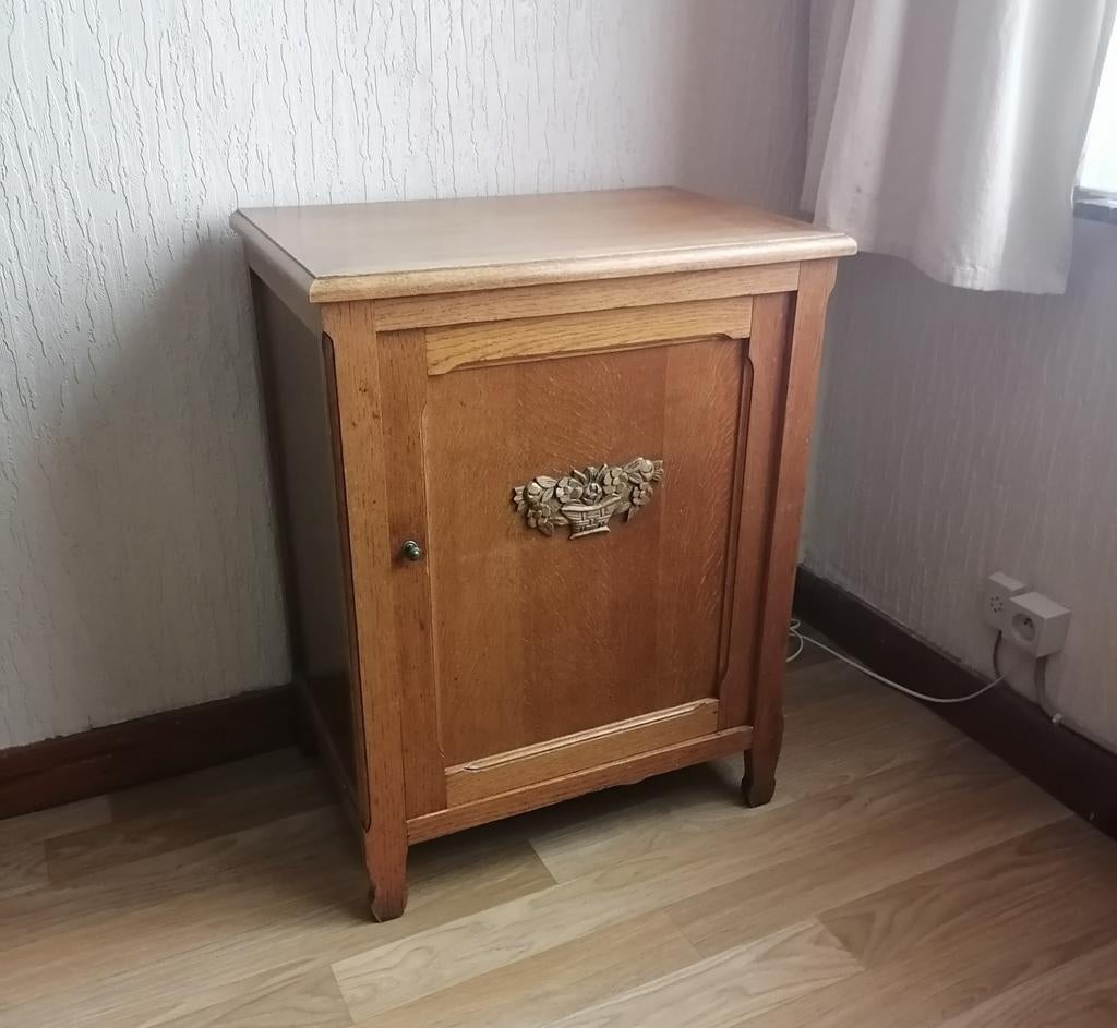 Petit meuble en bois, Bois
