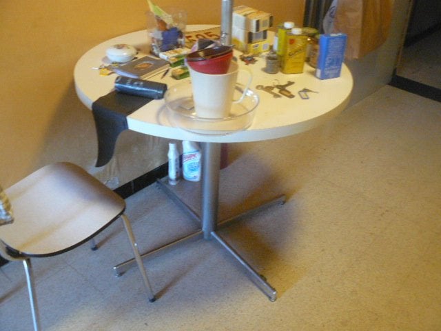 table de cuisine ronde avec pieds chromés, Maison & Meubles, Enlèvement, Comme neuf