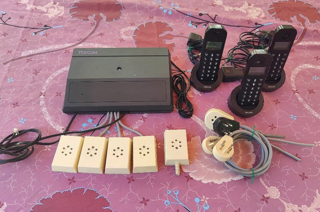 DECT telefoons met huiscentrale., Telecommunicatie, Vaste telefoons | Handsets en Draadloos, Ophalen, Gebruikt, 3 handsets
