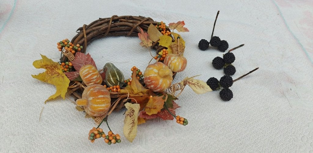 herfstkrans in kunststof plus tros bessen, Huis en Inrichting, Krans, 20 cm, Ophalen of Verzenden, Zo goed als nieuw