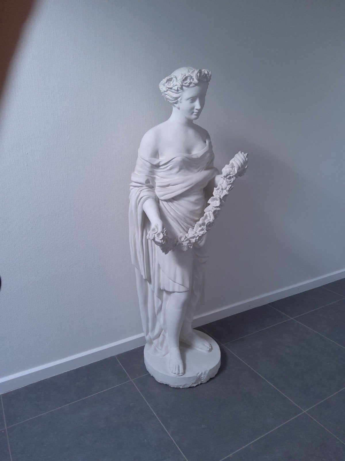 prachtig antuek  bloemenmeisje  in gibs, Jardin & Terrasse, Statues de jardin, Enlèvement, Utilisé, Autres matériaux, Homme