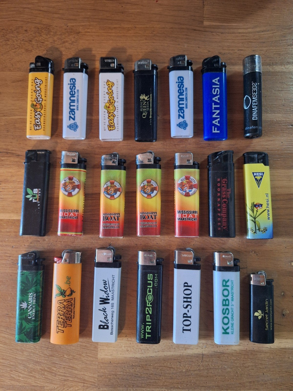 Lot de 21 anciens briquets coffeeshops et marques cannabis, Collections, Articles de fumeurs, Briquets & Boîtes d'allumettes, Enlèvement ou Envoi