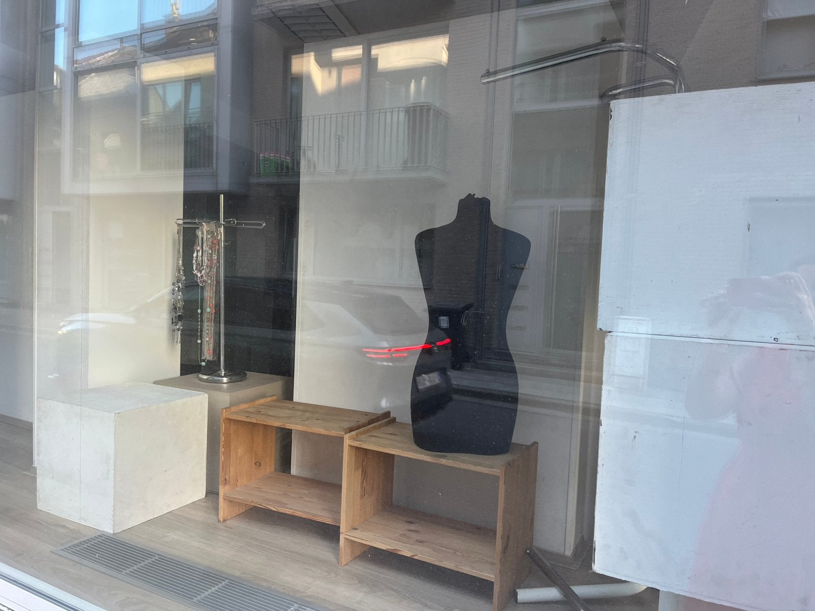 Etalagemateriaal kledingzaak, Enlèvement