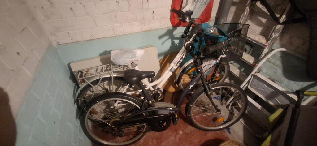 2 damesfietsen 1 btwin zwart en 1 rambler wit, Fietsen en Brommers, Fietsen | Dames | Damesfietsen, Ophalen