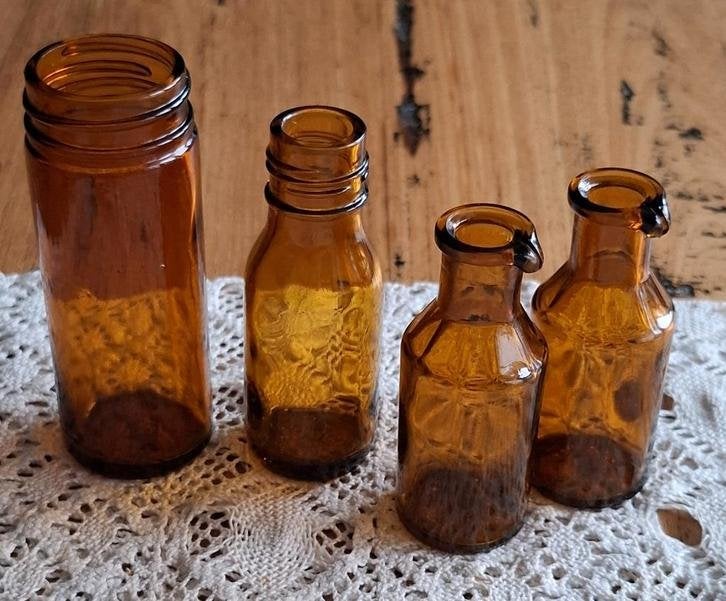 4 Vintage bruine glazen apothekers flesjes , 2 met tuitje, Ophalen of Verzenden