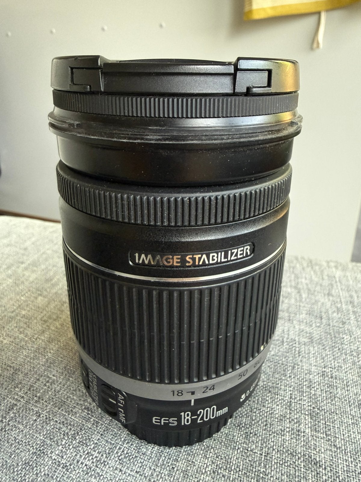 Canon EF-s 18-200 mm f3.5-5.6 met UV filter, Ophalen, Canon, Zo goed als nieuw, Zonnekap