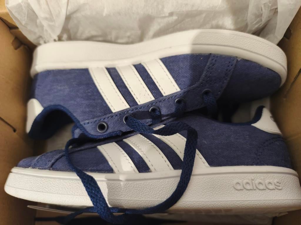 Basket Adidas taille 29, Enfants & Bébés, Enlèvement