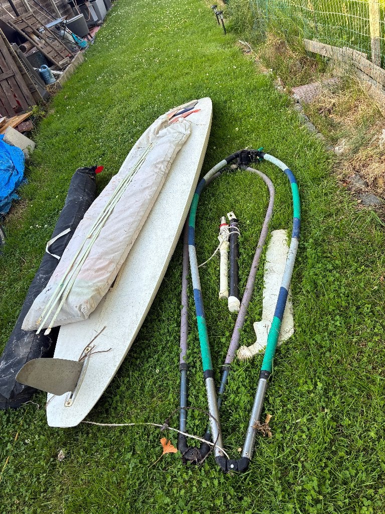 planche de surf + différentes voiles, Enlèvement, Utilisé, Ensemble complet, Avec pied de mât