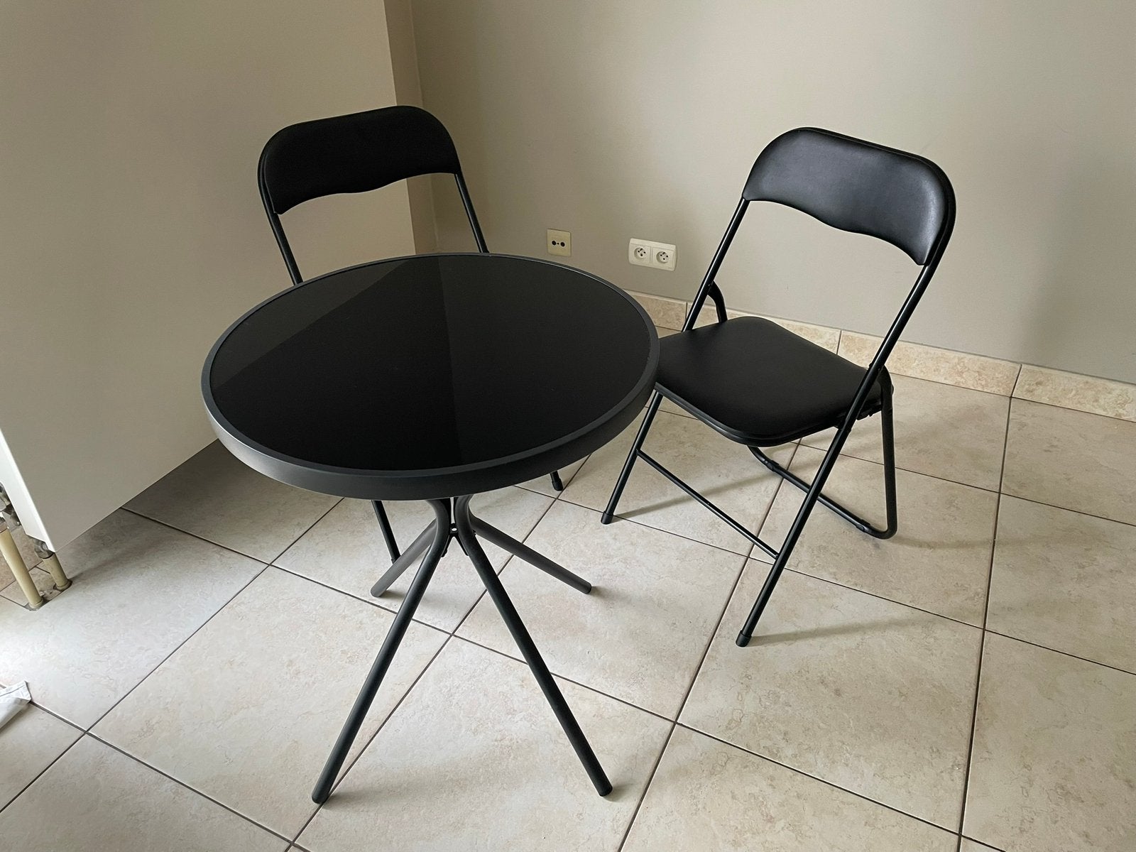 Ensemble bistrot — Table ronde + 2 chaises pliantes, Maison & Meubles, Enlèvement, Comme neuf