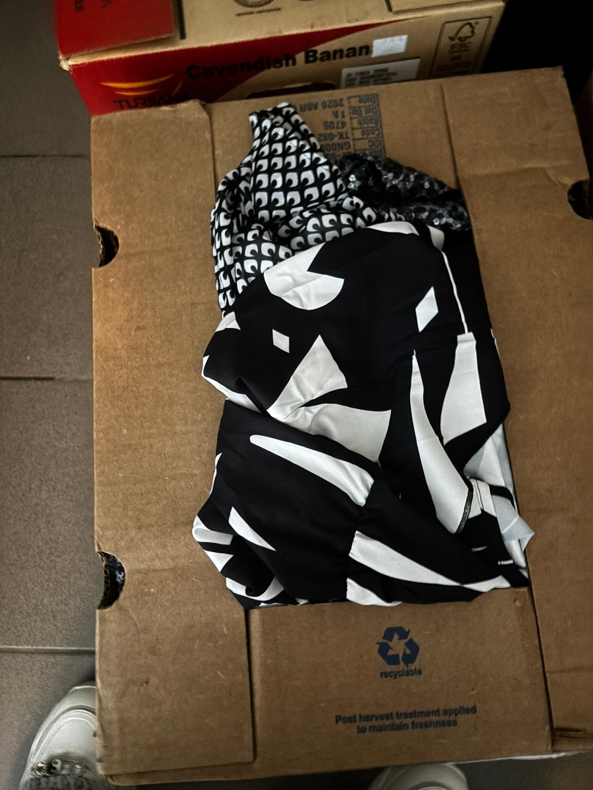 €10/doos bananendozen vol kleding, Kleding | Dames, Overige Dameskleding, Ophalen, Zo goed als nieuw