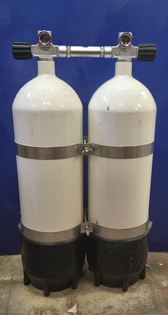 Bouteille de plongée 2x10 litres, 230 bar, Sports nautiques & Bateaux, Plongée, Enlèvement, Utilisé, Bouteille de plongée