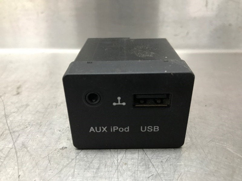 PORT AUX/USB Kia Pro cee'd (EDB3) (01-2008/10-2012), Autos : Pièces & Accessoires, Kia, Info@kia.de, Utilisé, Theodor-Heuss-Allee 11
60486  Frankfurt am Main, DE