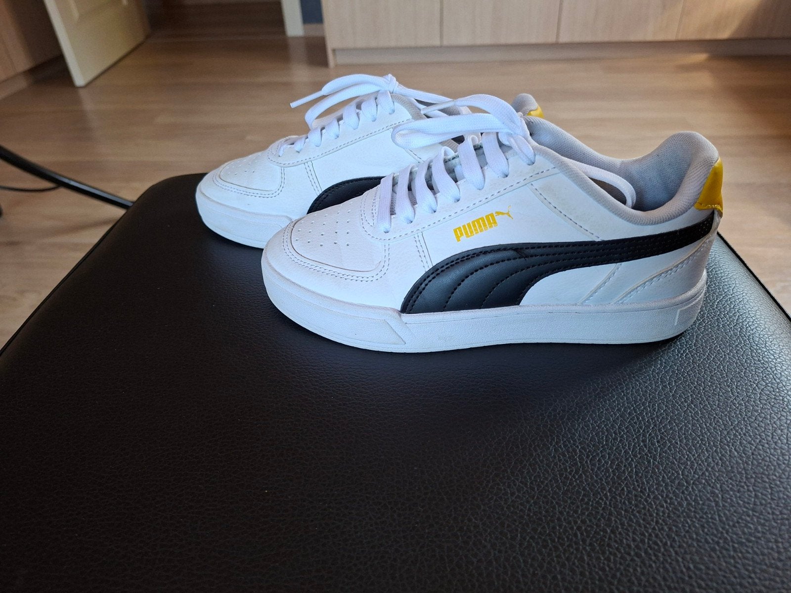 witte sneakers Puma 35,5, Kinderen en Baby's, Kinderkleding | Schoenen en Sokken, Puma, Ophalen of Verzenden, Zo goed als nieuw